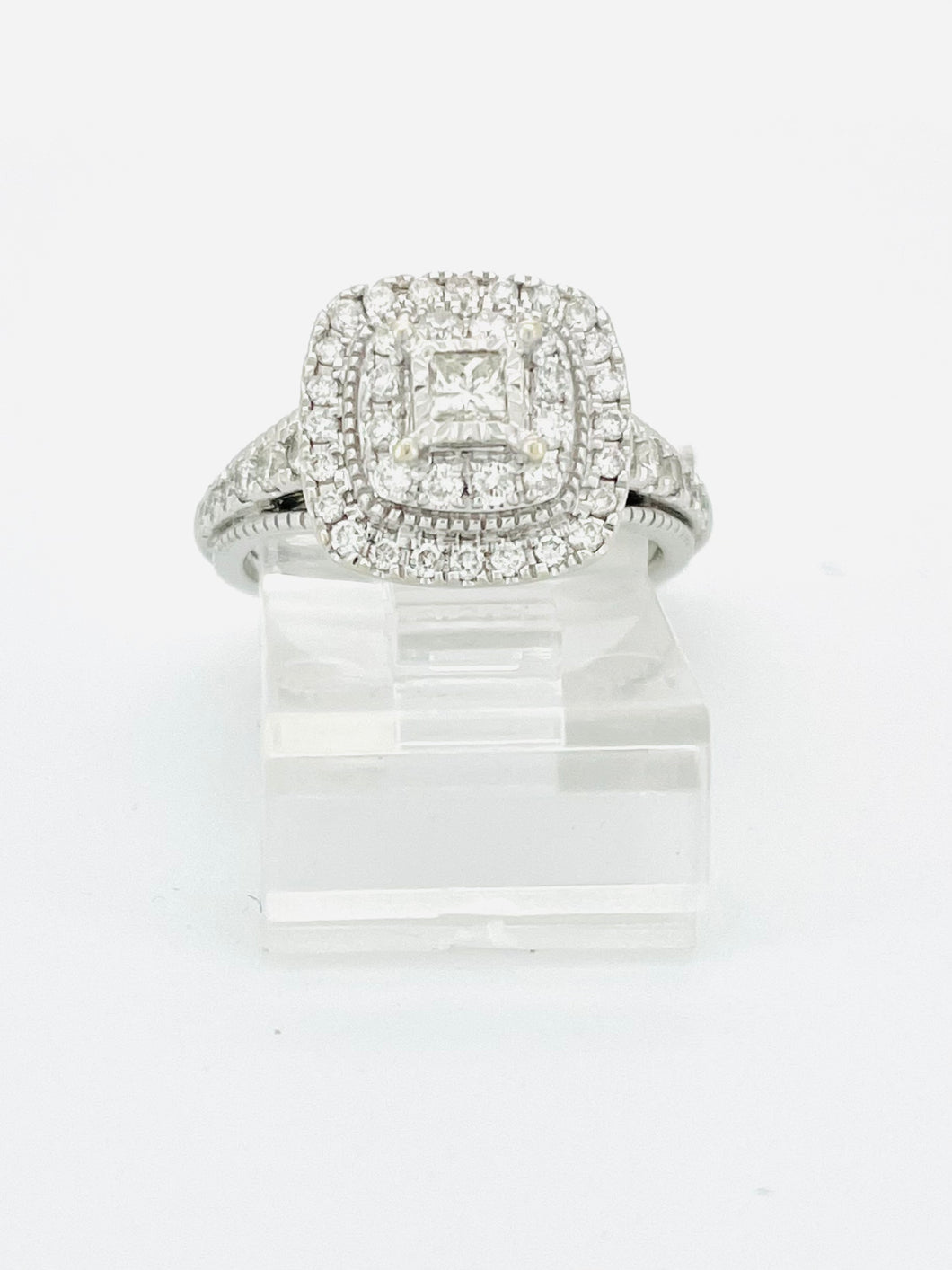 14 karat white Gold diamond ring 0.76 CT